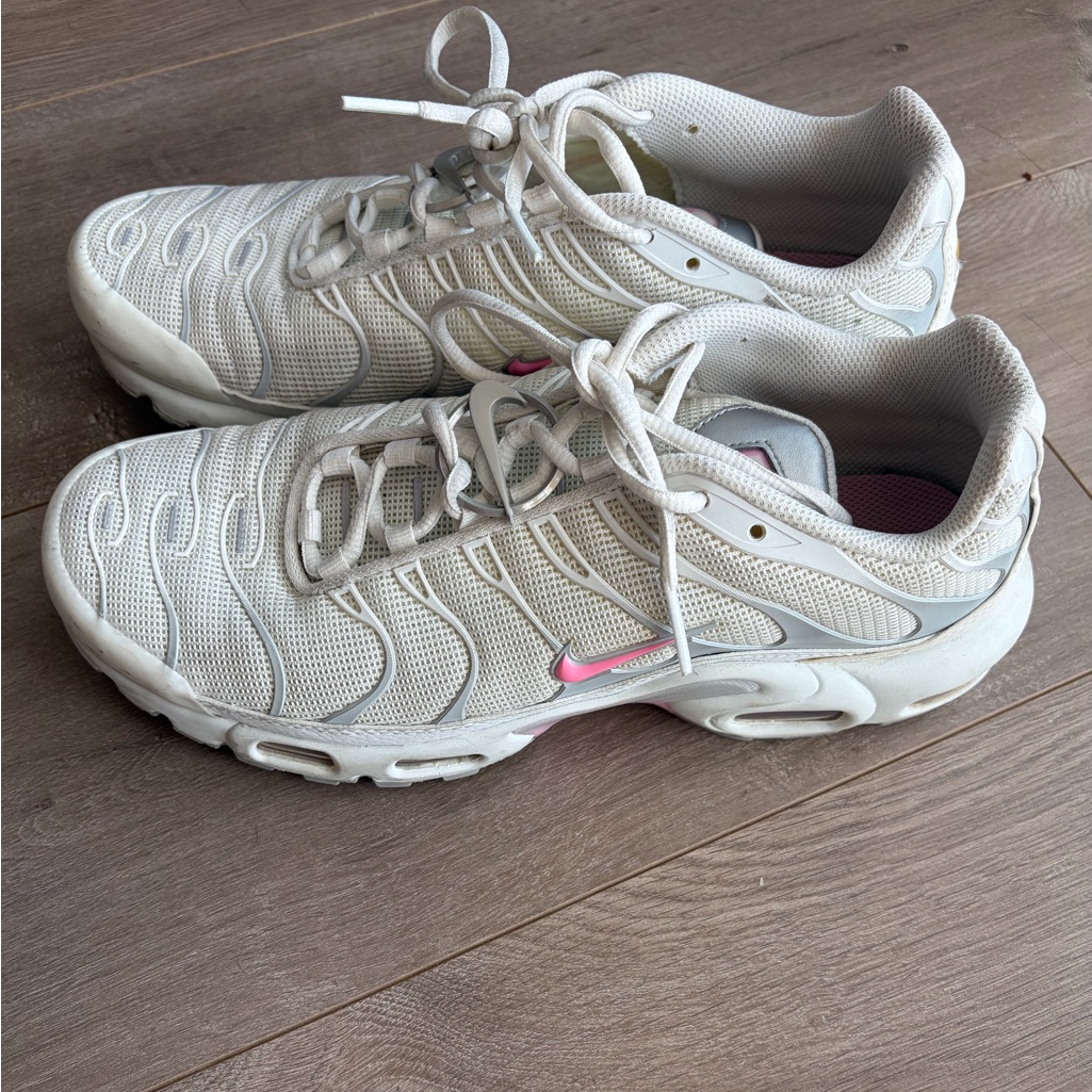 Nike White Mesh Women's Sneakers With Pink Swoosh